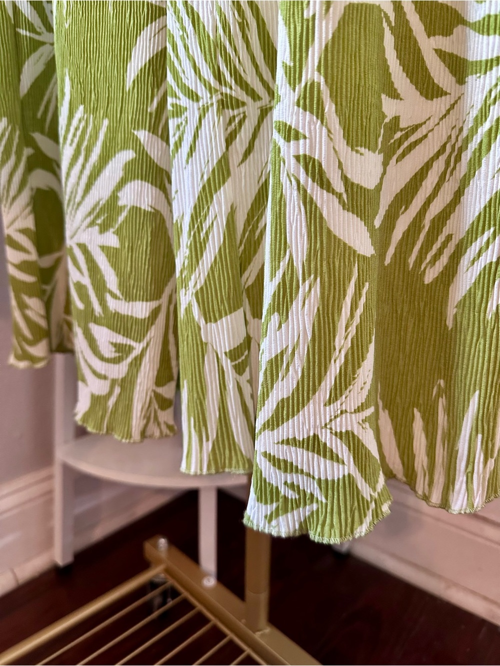Magnolia Green and White Leaf-Print Sleeveless Top LIKE NEW WITH NO TAGS - Picture 7 of 8